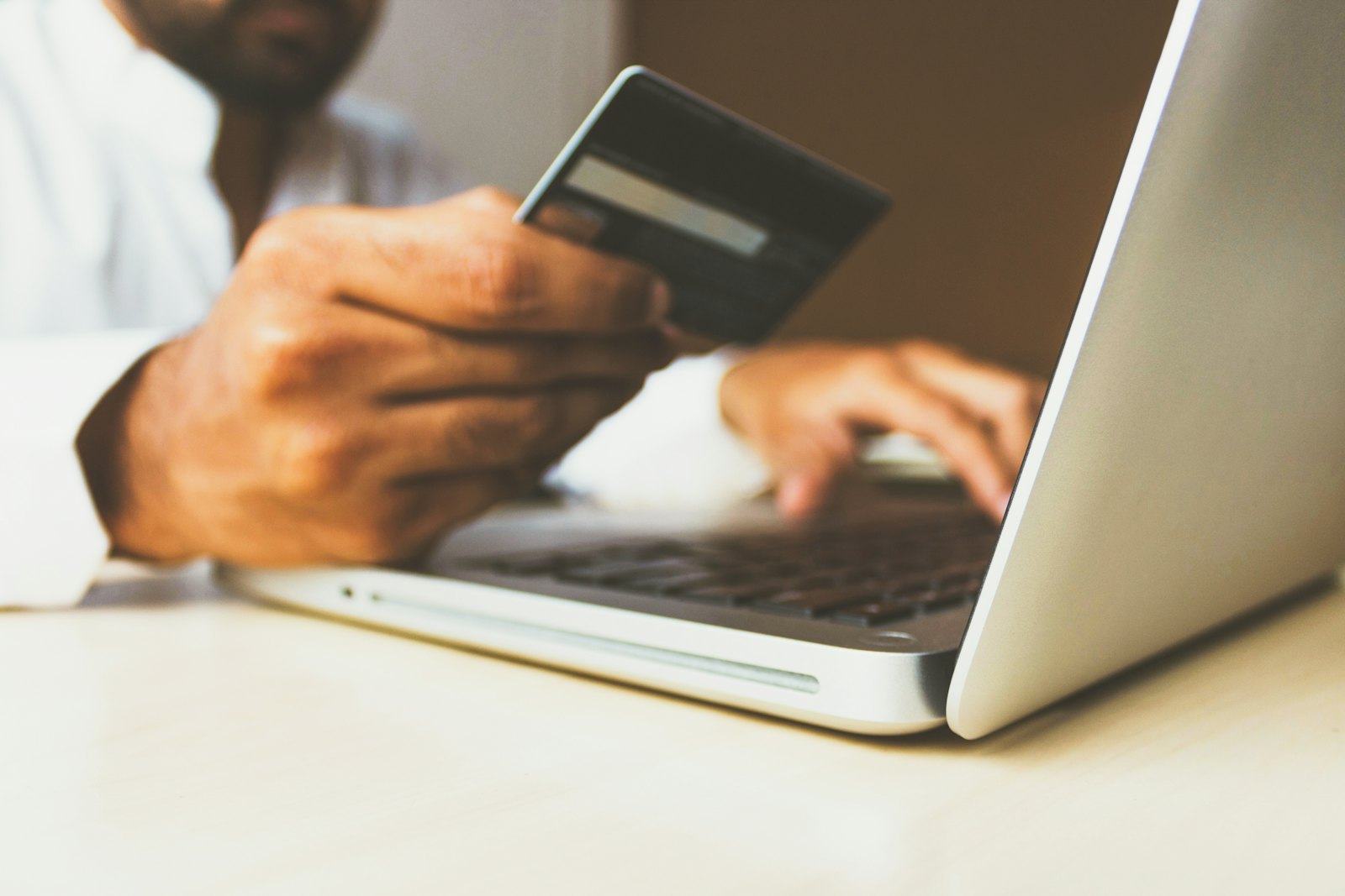 Cross-border payment reconciliation on screen